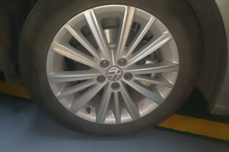 Used Volkswagen Gran Lavida 2013 1.6L Automatic Comfort Model Right Front Wheel Hub