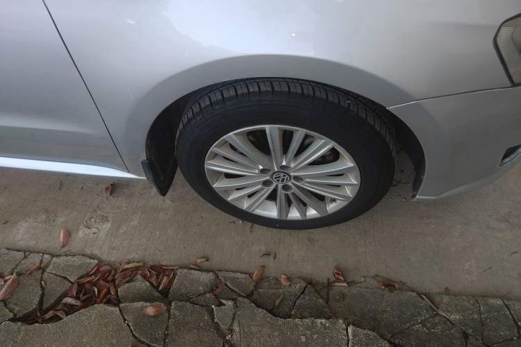 Used Volkswagen Gran Lavida 2013 1.4 TSI Automatic Comfort Model Right Front Wheel Hub