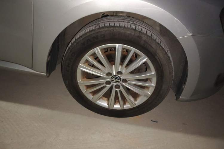 Used Volkswagen Gran Lavida 2013 1.4 TSI Automatic Comfort Model Right Front Wheel Hub