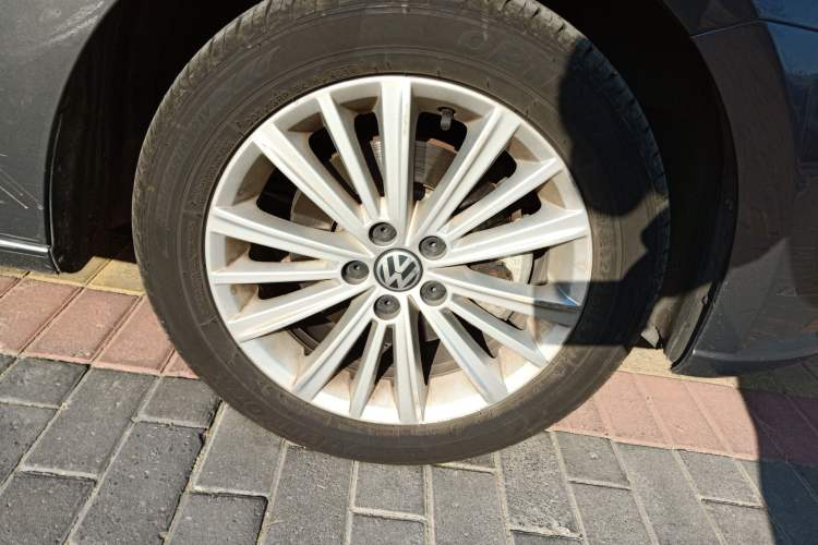 Used Volkswagen Gran Lavida 2013 1.6L Automatic Comfort Model Right Front Wheel Hub