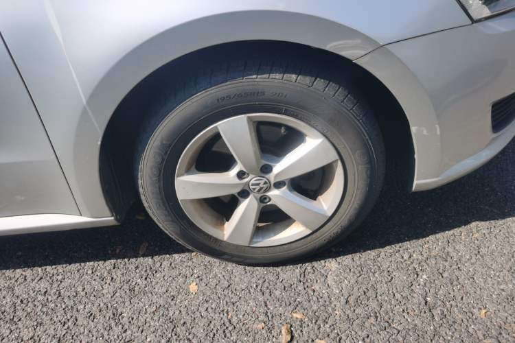 Used Volkswagen Gran Lavida 2013 1.6L Automatic Fashion Model Right Front Wheel Hub