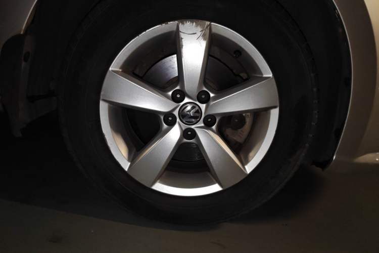 Used Volkswagen Gran Lavida 2013 1.6L Automatic Fashion Model Right Front Wheel Hub