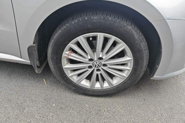 Used Volkswagen Gran Lavida 2013 1.6L Manual Comfort Model Right Front Wheel Hub