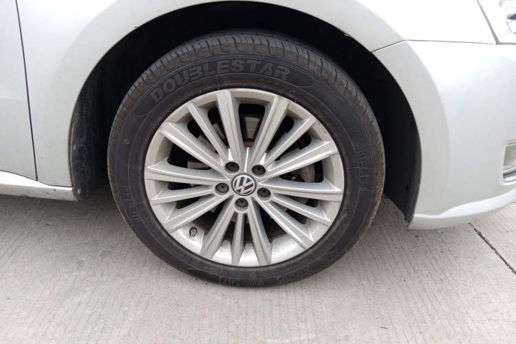 Used Volkswagen Gran Lavida 2013 1.6L Automatic Comfort Model Right Front Wheel Hub
