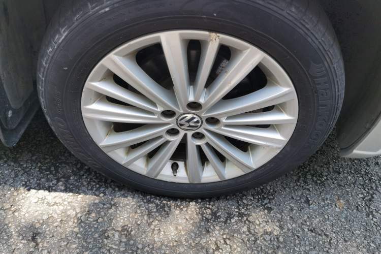 Used Volkswagen Gran Lavida 2013 1.6L Automatic Comfort Model Right Front Wheel Hub