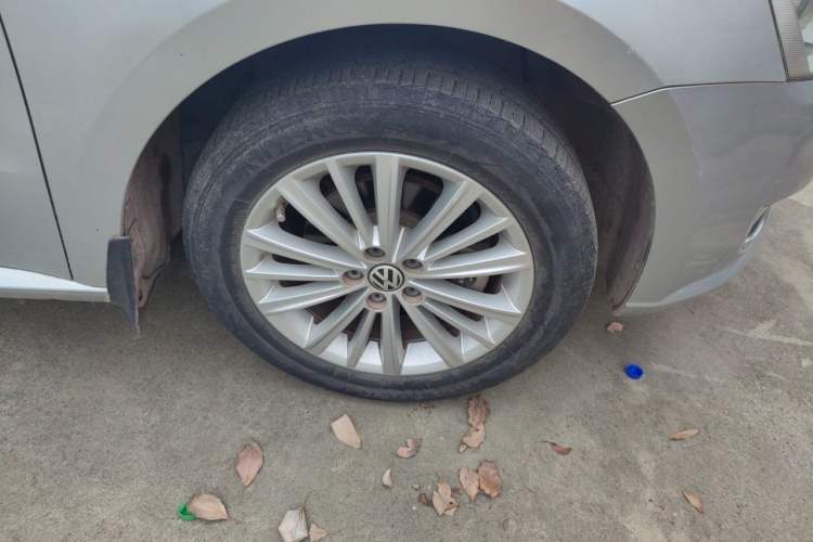 Used Volkswagen Gran Lavida 2013 1.6L Manual Comfort Model Right Front Wheel Hub