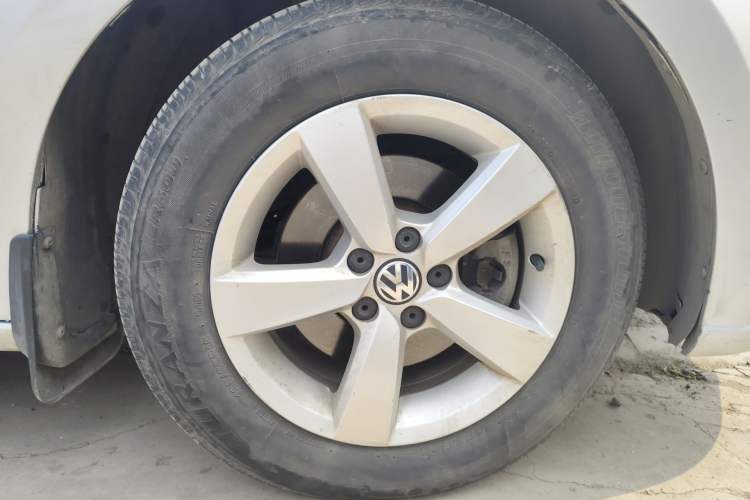 Used Volkswagen Gran Lavida 2013 1.6L Manual Fashion Model Right Front Wheel Hub