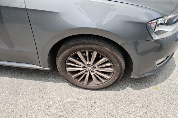 Used Volkswagen Gran Lavida 2013 1.6L Automatic Comfort Model Right Front Wheel Hub