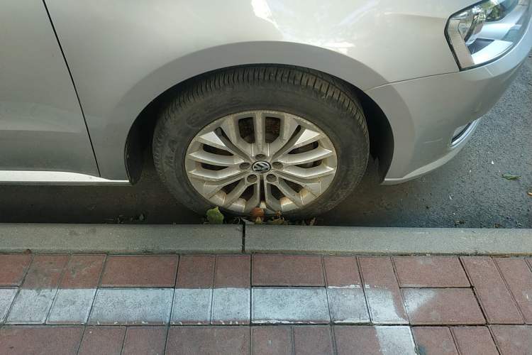 Used Volkswagen Gran Lavida 2013 1.6L Automatic Luxury Model Right Front Wheel Hub