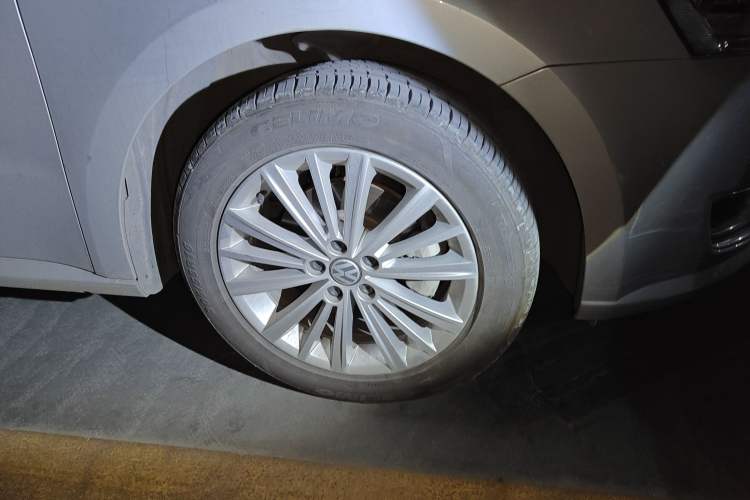 Used Volkswagen Gran Lavida 2013 1.6L Automatic Comfort Model Right Front Wheel Hub