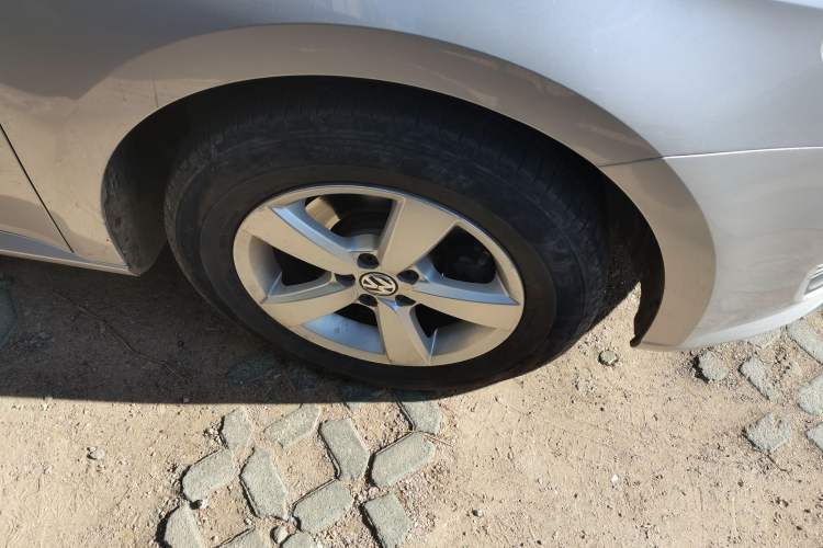 Used Volkswagen Gran Lavida 2013 1.6L Manual Fashion Model Right Front Wheel Hub