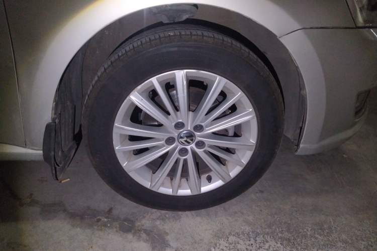 Used Volkswagen Gran Lavida 2013 1.6L Automatic Comfort Model Right Front Wheel Hub