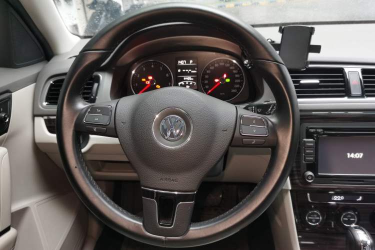 Used Volkswagen Gran Lavida 2013 1.6L Automatic Luxury Model Steering Wheel