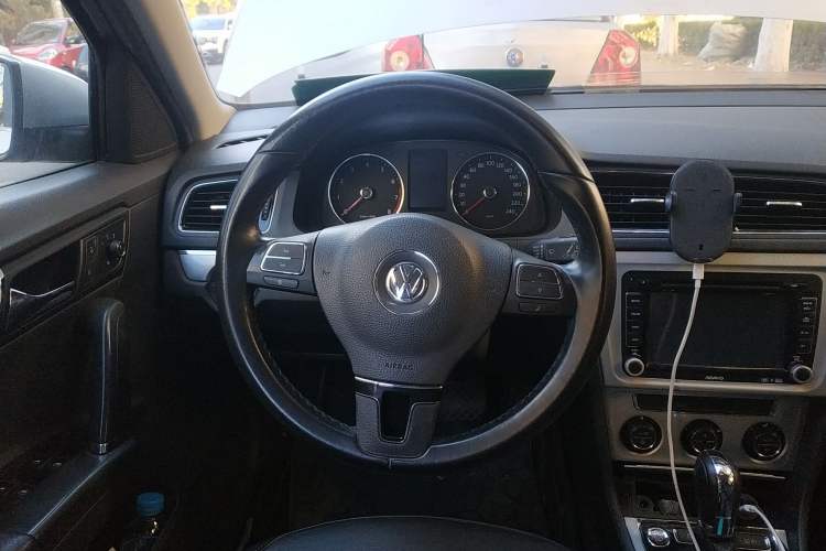 Used Volkswagen Gran Lavida 2013 1.6L Automatic Luxury Model Steering Wheel