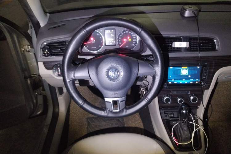 Used Volkswagen Gran Lavida 2013 1.6L Automatic Comfort Model Steering Wheel