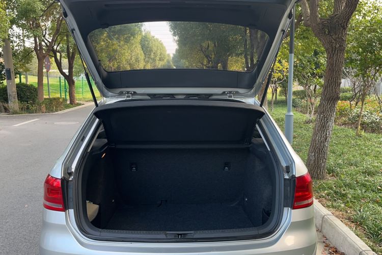 Used Volkswagen Gran Lavida 2013 1.6L Automatic Fashion Model Trunk