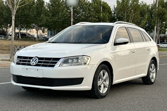 Used Volkswagen Gran Lavida 2013 1.6L Manual Fashion Model