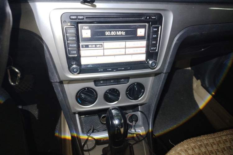 Used Volkswagen Gran Lavida 2013 1.6L Automatic Fashion Model Audio And AC Panel