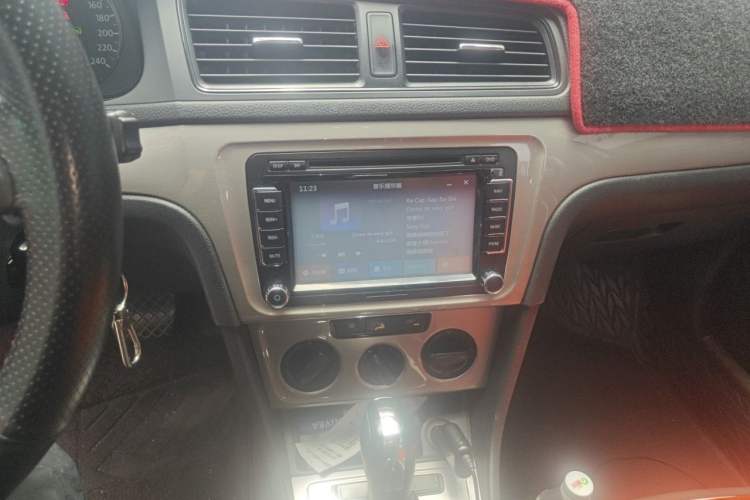 Used Volkswagen Gran Lavida 2013 1.6L Automatic Fashion Model Audio And AC Panel