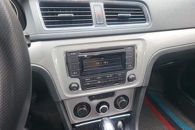 Used Volkswagen Gran Lavida 2013 1.6L Automatic Comfort Model Audio And AC Panel