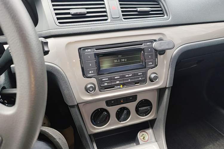 Used Volkswagen Gran Lavida 2013 1.6L Automatic Fashion Model Audio And AC Panel