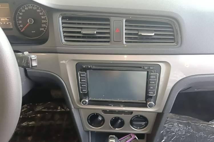 Used Volkswagen Gran Lavida 2013 1.6L Automatic Fashion Model Audio And AC Panel