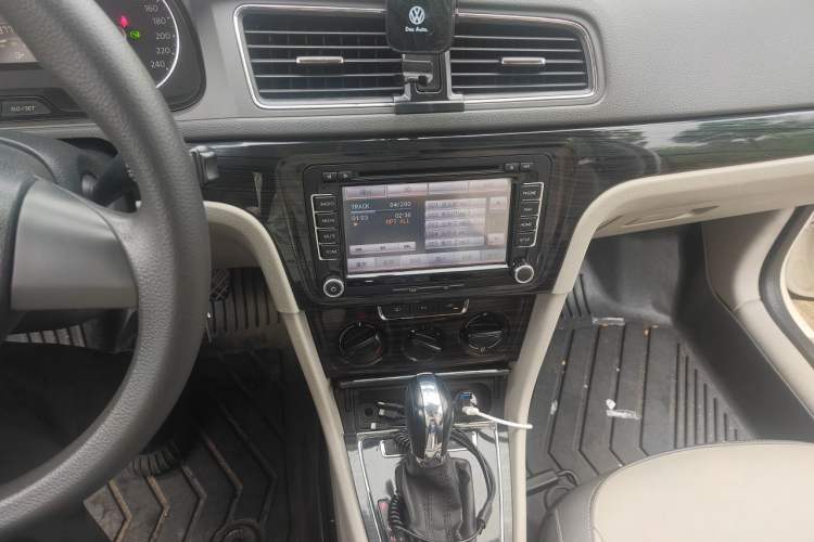 Used Volkswagen Gran Lavida 2013 1.6L Automatic Comfort Model Audio And AC Panel