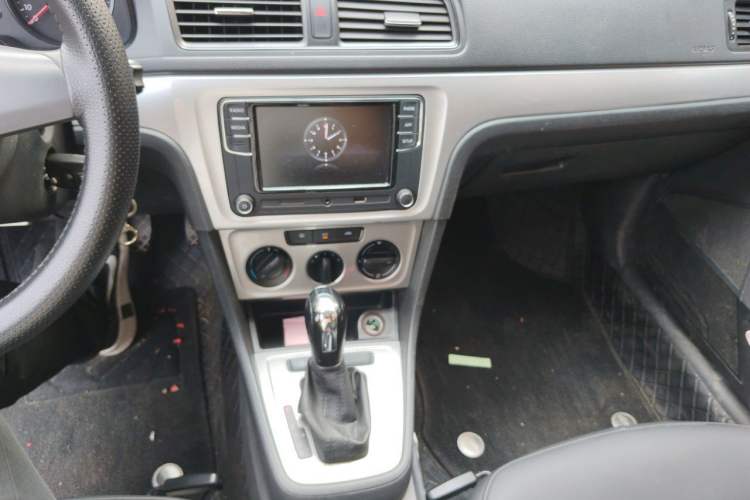 Used Volkswagen Gran Lavida 2013 1.6L Automatic Fashion Model Audio And AC Panel