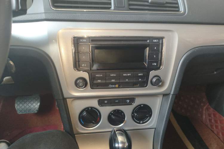 Used Volkswagen Gran Lavida 2013 1.6L Automatic Comfort Model Audio And AC Panel
