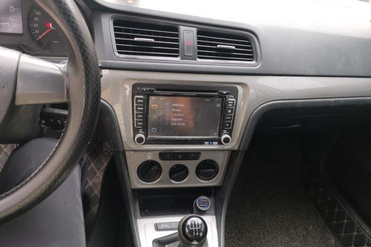 Used Volkswagen Gran Lavida 2013 1.6L Manual Fashion Model Audio And AC Panel
