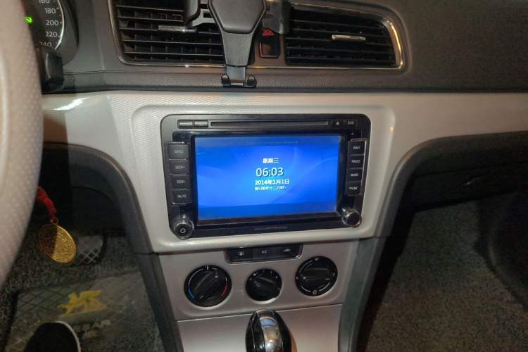 Used Volkswagen Gran Lavida 2013 1.6L Automatic Comfort Model Audio And AC Panel