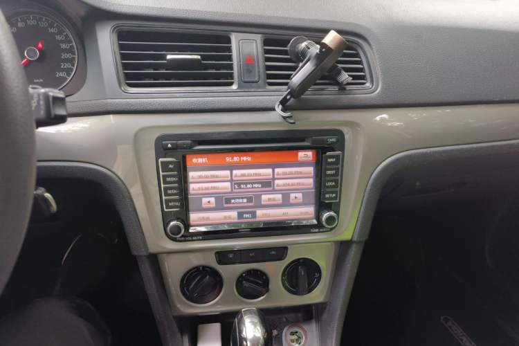Used Volkswagen Gran Lavida 2013 1.6L Automatic Fashion Model Audio And AC Panel