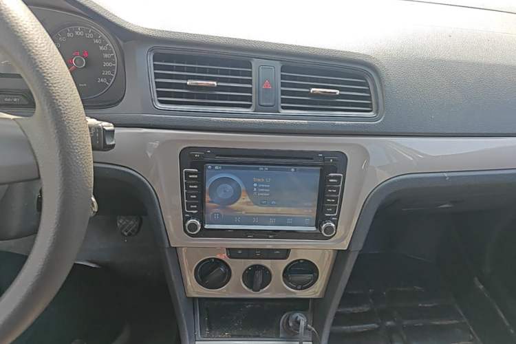 Used Volkswagen Gran Lavida 2013 1.6L Manual Fashion Model Audio And AC Panel