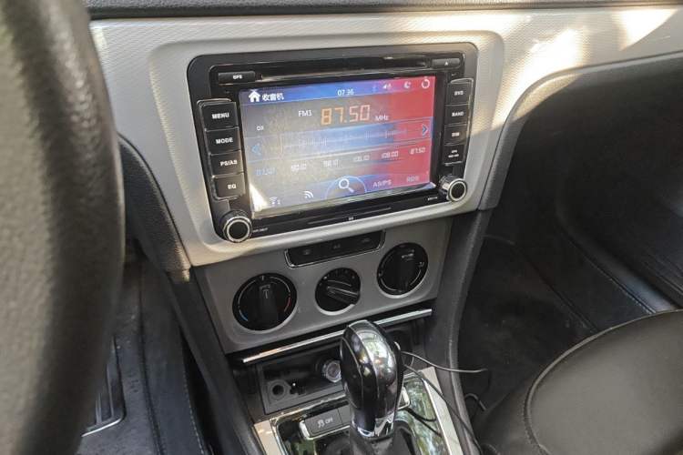 Used Volkswagen Gran Lavida 2013 1.6L Automatic Comfort Model Audio And AC Panel