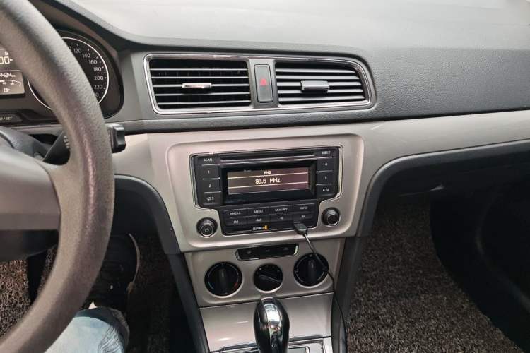 Used Volkswagen Gran Lavida 2013 1.6L Automatic Comfort Model Audio And AC Panel