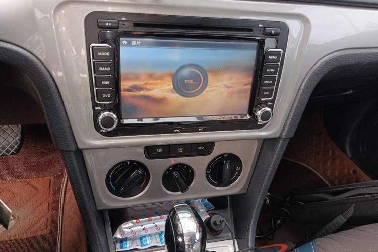 Used Volkswagen Gran Lavida 2013 1.6L Automatic Fashion Model Audio And AC Panel