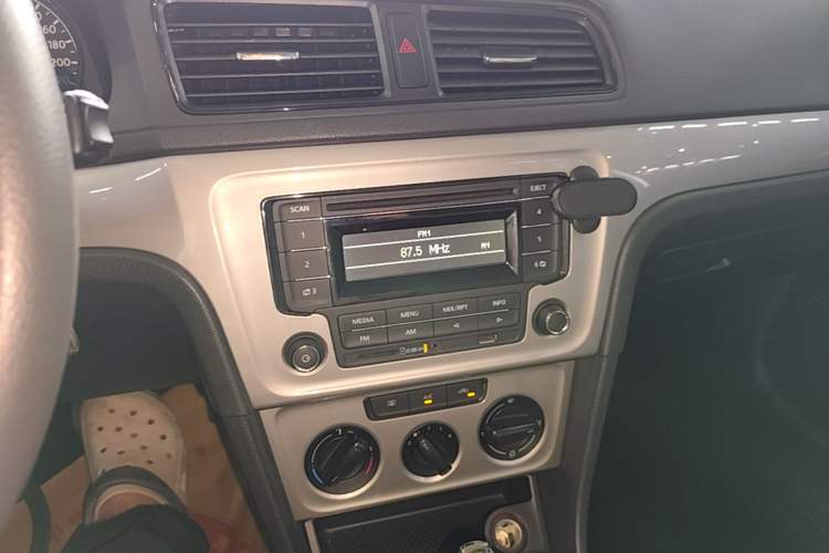 Used Volkswagen Gran Lavida 2013 1.6L Automatic Fashion Model Audio And AC Panel