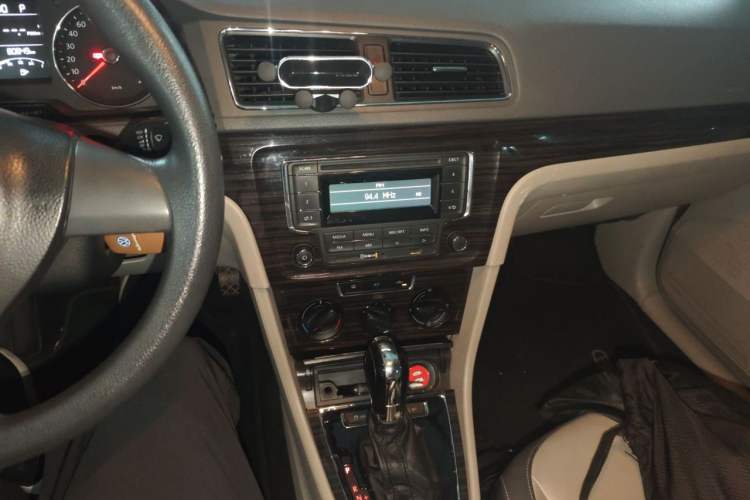 Used Volkswagen Gran Lavida 2013 1.6L Automatic Comfort Model Audio And AC Panel
