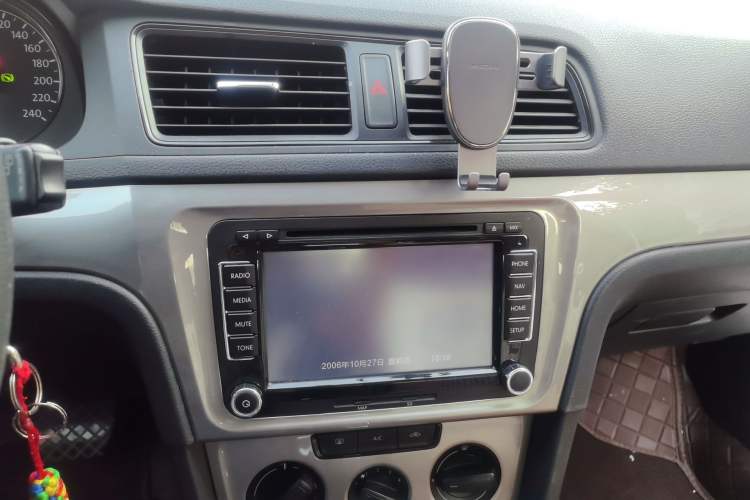 Used Volkswagen Gran Lavida 2013 1.6L Automatic Fashion Model Audio And AC Panel