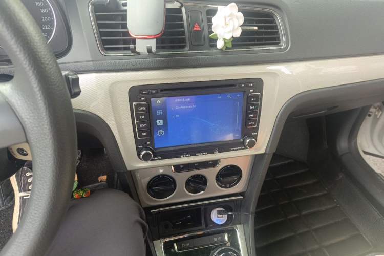 Used Volkswagen Gran Lavida 2013 1.6L Manual Fashion Model Audio And AC Panel