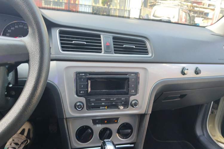 Used Volkswagen Gran Lavida 2013 1.4 TSI Automatic Comfort Model Audio And AC Panel