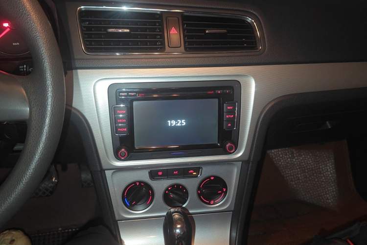 Used Volkswagen Gran Lavida 2013 1.4 TSI Automatic Comfort Model Audio And AC Panel