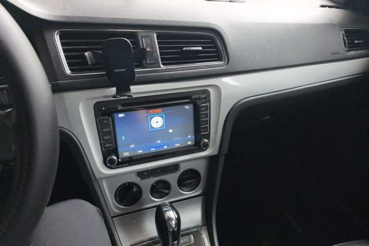 Used Volkswagen Gran Lavida 2013 1.6L Automatic Comfort Model Audio And AC Panel