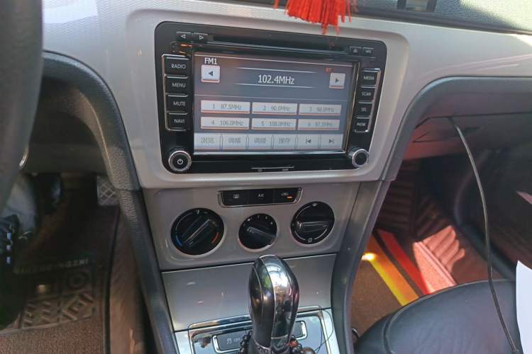 Used Volkswagen Gran Lavida 2013 1.6L Automatic Comfort Model Audio And AC Panel