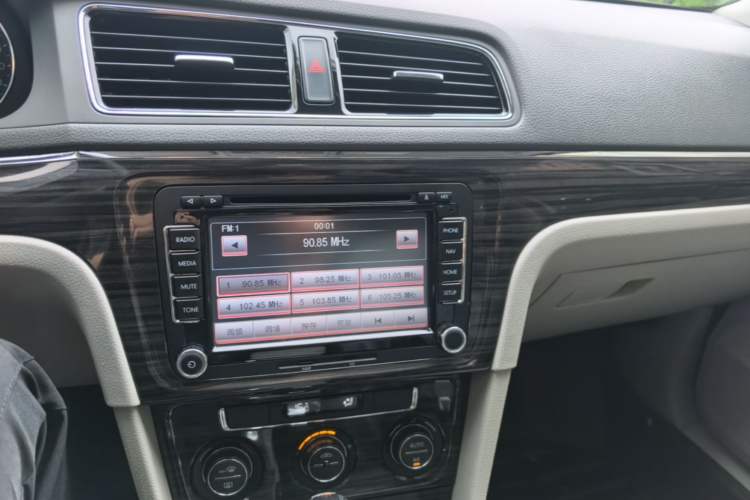 Used Volkswagen Gran Lavida 2013 1.6L Automatic Luxury Model Audio And AC Panel