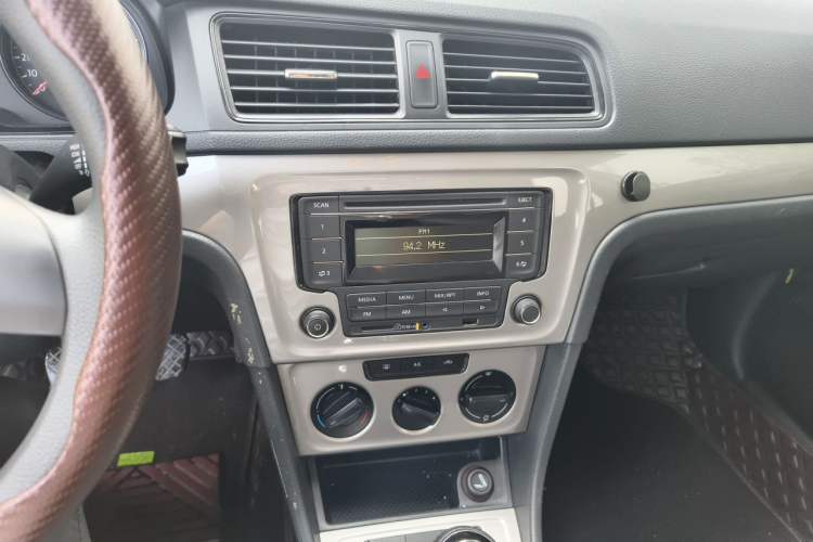 Used Volkswagen Gran Lavida 2013 1.6L Manual Fashion Model Audio And AC Panel