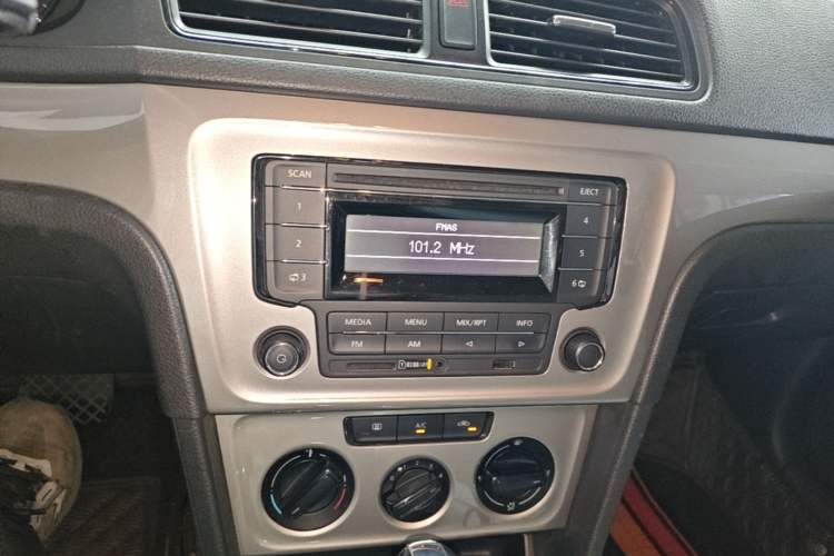 Used Volkswagen Gran Lavida 2013 1.6L Automatic Fashion Model Audio And AC Panel