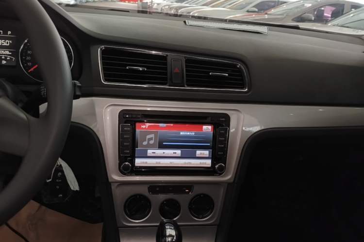 Used Volkswagen Gran Lavida 2013 1.6L Automatic Comfort Model Audio And AC Panel