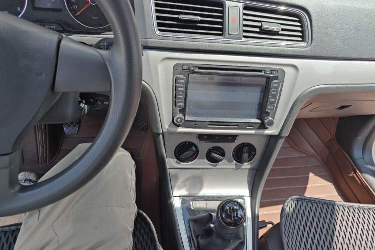 Used Volkswagen Gran Lavida 2013 1.4 TSI Manual Comfort Model Audio And AC Panel