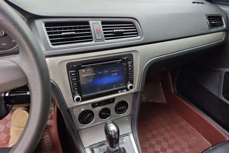Used Volkswagen Gran Lavida 2013 1.4 TSI Automatic Comfort Model Audio And AC Panel